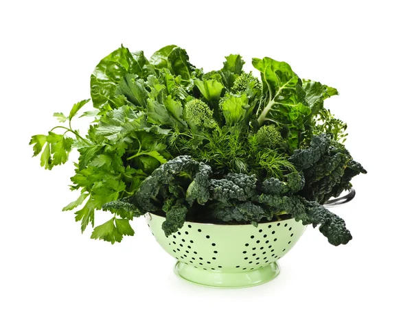 Verduras folhosas verdes escuras em escorredor — Fotografia de Stock