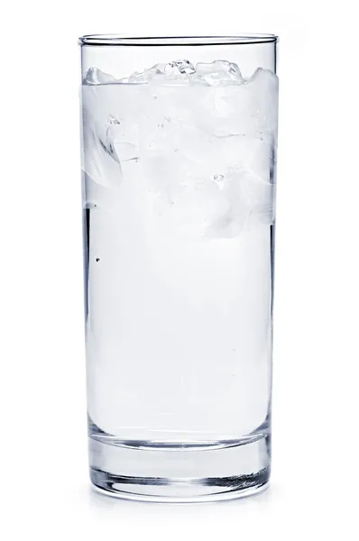 Bicchiere pieno di acqua ghiacciata — Foto Stock