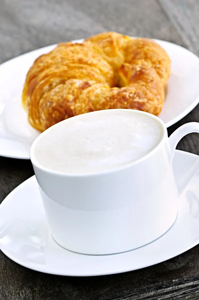 Latte καφέ και κρουασάν — Φωτογραφία Αρχείου