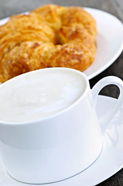 Latte koffie en croissants — Stockfoto