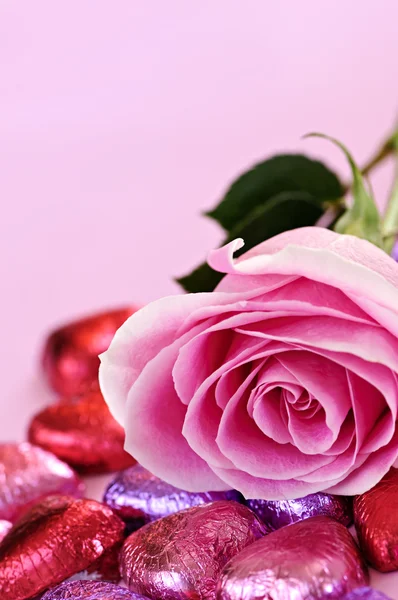 バレンタインのバラとキャンディ — ストック写真