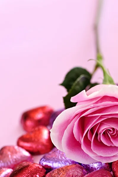 Valentine rose and candy — Stock Photo, Image