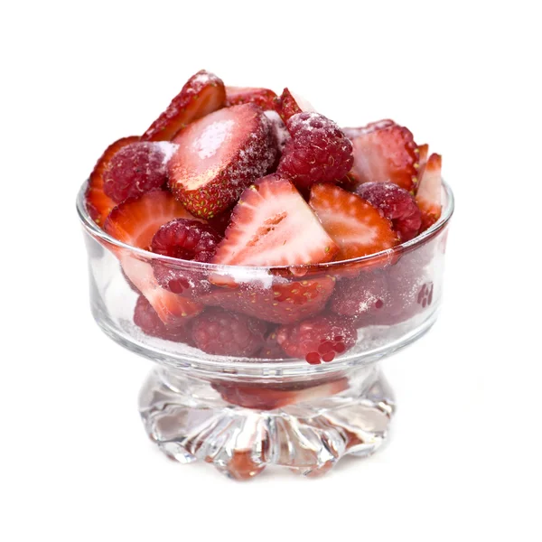 Frische Himbeeren und Erdbeeren im Teller — Stockfoto