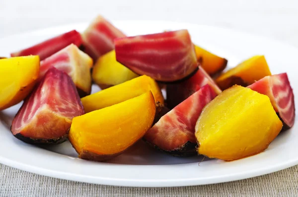 Roasted red and golden beets — Stock Photo, Image