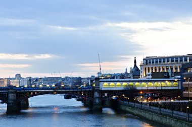 Geceleyin, Londra'da Thames Nehri üzerinde göster