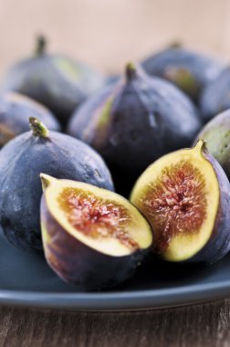 Plate of sliced figs clipart