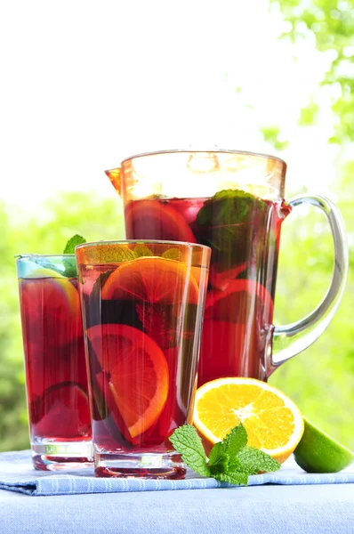 Ponche de fruta en jarra y vasos — Foto de Stock