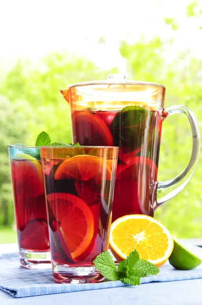 Ponche de fruta en jarra y vasos — Foto de Stock
