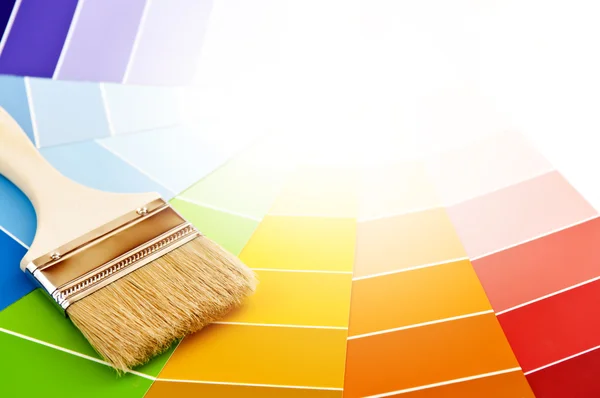 Pincel de pintura com cartões de cor — Fotografia de Stock