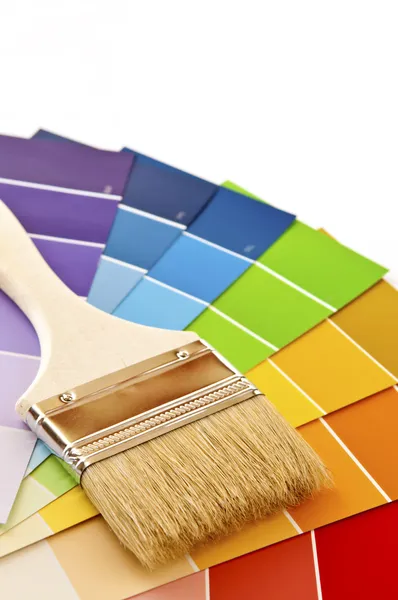 Pincel de pintura com cartões de cor — Fotografia de Stock