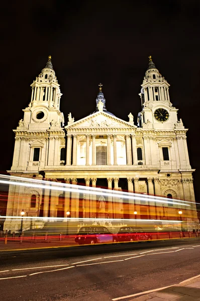St. Paul de kathedraal van Londen bij nacht — Stockfoto