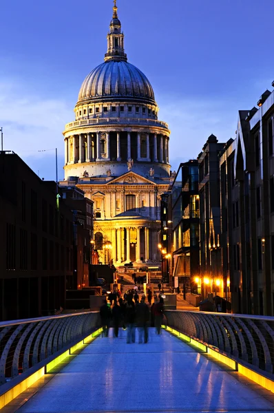 Katedrála St. Paul z Millenium Bridge v Londýně v noci — Stock fotografie