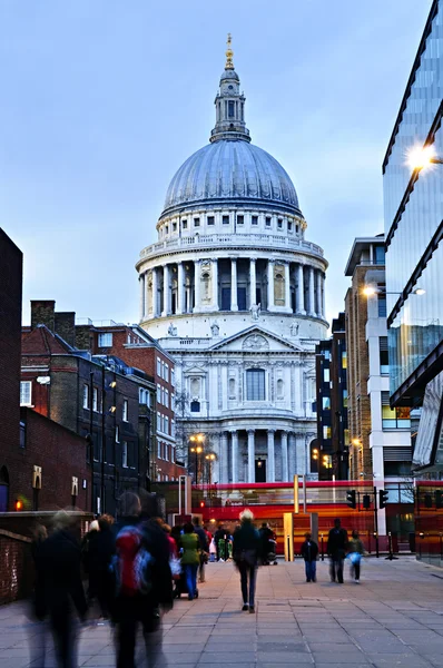 St. Paul katedrála v Londýně za soumraku — Stock fotografie