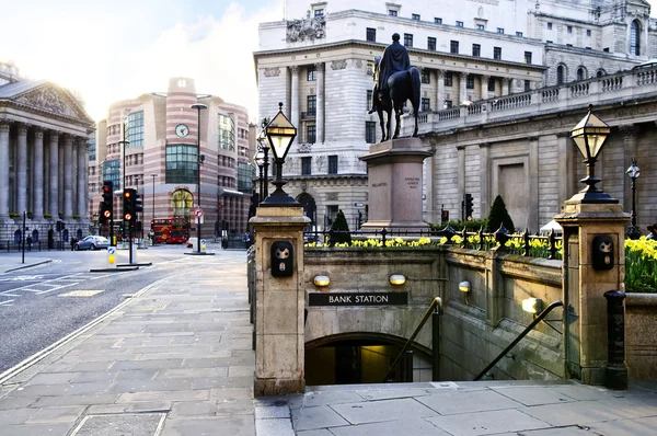 런던에 있는 은행 역 입구 — 스톡 사진