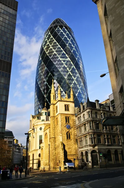 Gherkin building and church of St. Andrew Undershaft in London — Stock Photo, Image