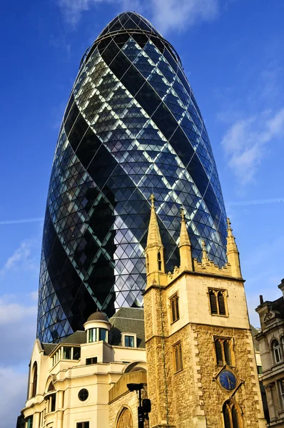 Gherkin building and church of St. Andrew Undershaft in London — Stock Photo, Image