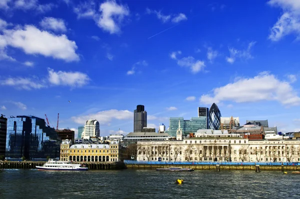 Londra'da thames Nehri manzarası — Stok fotoğraf