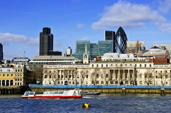 Лондонська skyline від річки Темза — стокове фото