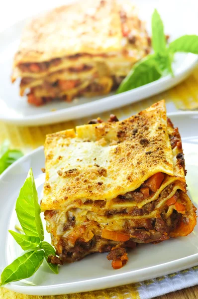 Teller mit Lasagne — Stockfoto