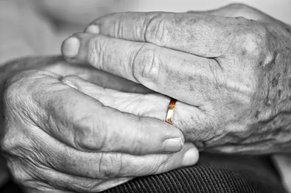 Mãos velhas com aliança de casamento — Fotografia de Stock