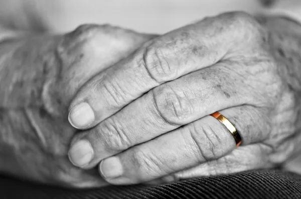Старые руки с обручальным кольцом — стоковое фото