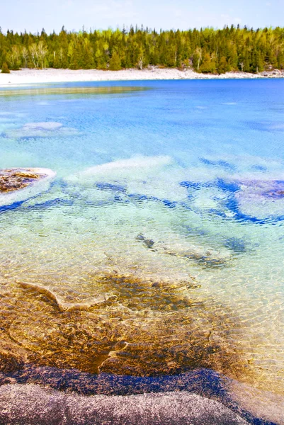 맑은 물에 해안의 그루지야 문자 베이 — 스톡 사진