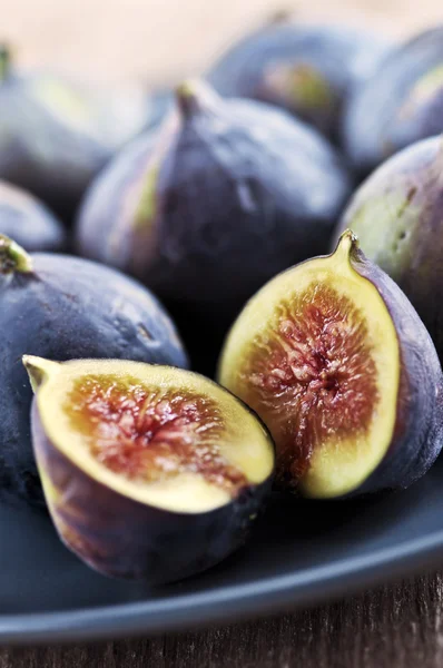 Plate of sliced figs — Stock Photo, Image