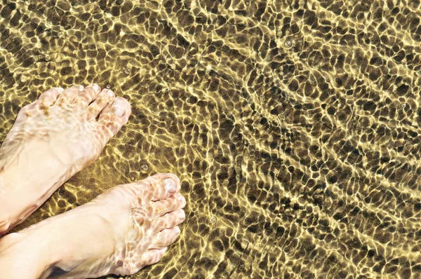 浅层水中的脚 — 图库照片