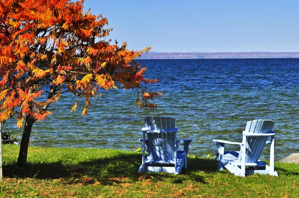 Ξύλινες καρέκλες στη λίμνη του φθινοπώρου — Φωτογραφία Αρχείου