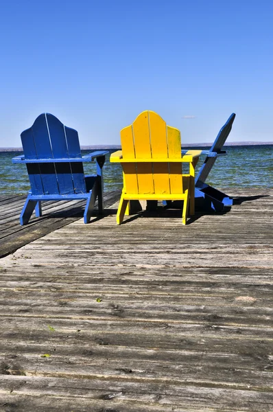 Sedie sul molo di legno al lago — Foto Stock