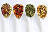 Různé bylinné wellness suchý čaj v lžičkách