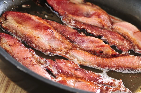 Bacon prăjit într-o tigaie — Fotografie, imagine de stoc