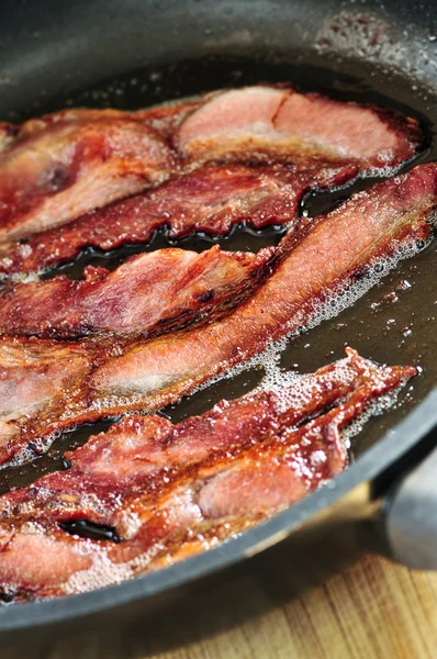 Friture au bacon dans une poêle — Photo