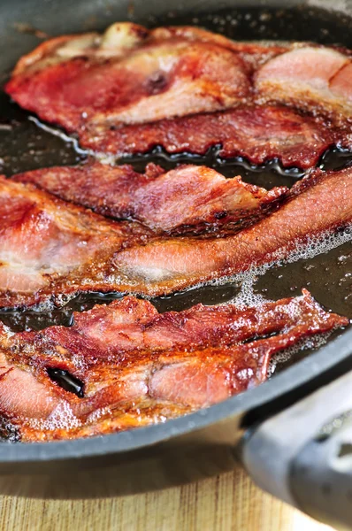 Fritamento de bacon em uma panela — Fotografia de Stock