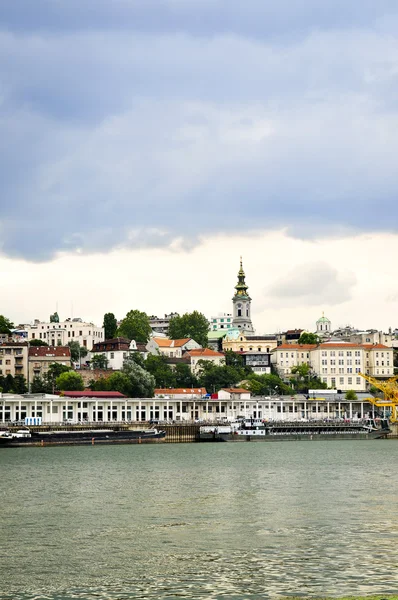 Белградский городской пейзаж на Дунае — стоковое фото