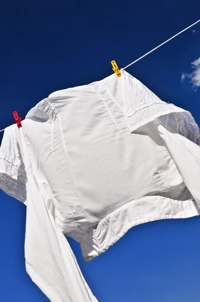 Белая рубашка на линии одежды — стоковое фото