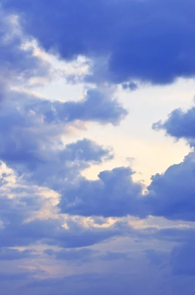 Stormig himmel med solsken — Stockfoto