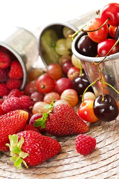 Fruits and berries — Stock Photo, Image