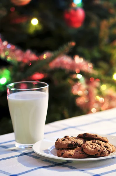 Mjölk och kakor till tomten — Stockfoto