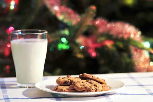 サンタさんのミルクとクッキー — ストック写真