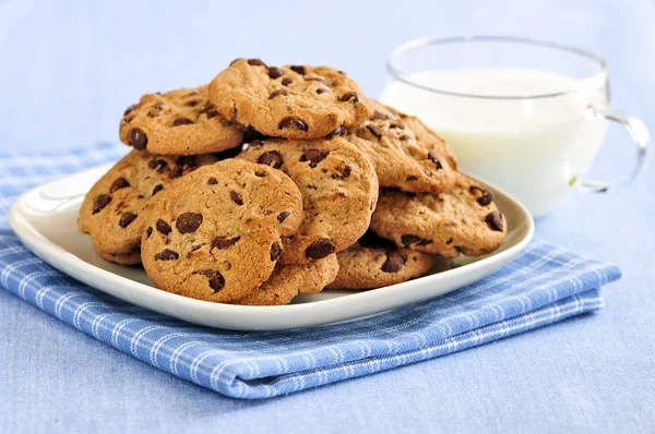 Milk and chocolate chip cookies — Stock Photo, Image