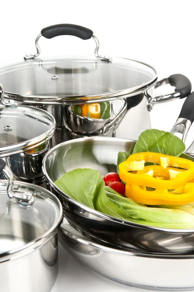 Rozsdamentes acélból készült edények, evőeszközök, zöldségekkel — Stock Fotó