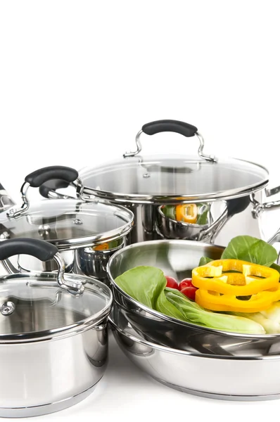Pots et casseroles en acier inoxydable avec légumes — Photo