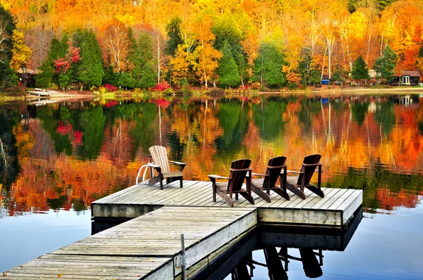 Dřevěná dok na podzimní jezero — Stock fotografie