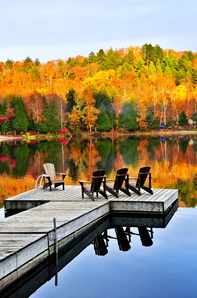 Doca de madeira no lago de outono — Fotografia de Stock