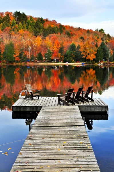 Dřevěná dok na podzimní jezero — Stock fotografie