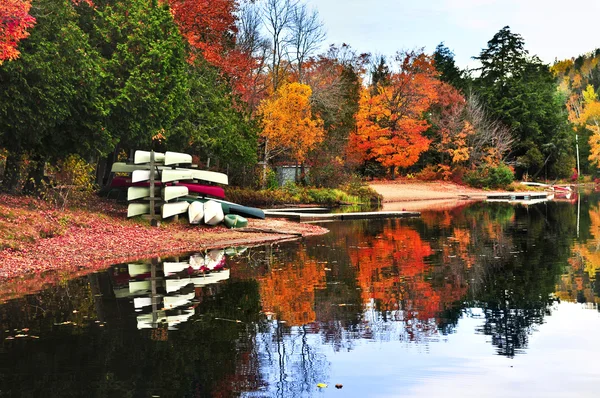 Reflexiones del bosque de otoño con canoas — Foto de Stock