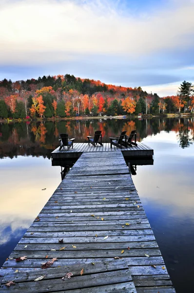 秋の湖にある木製のドック — ストック写真