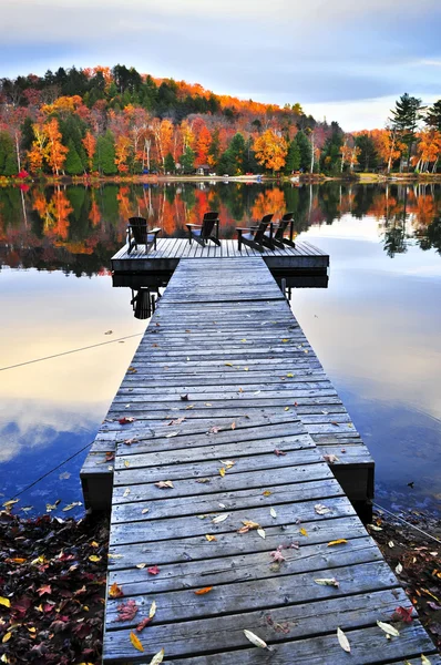 Muelle de madera en el lago de otoño — Foto de Stock