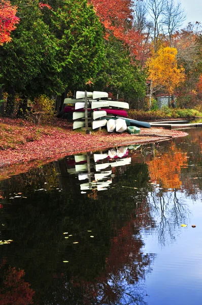 Reflexiones del bosque de otoño con canoas — Foto de Stock
